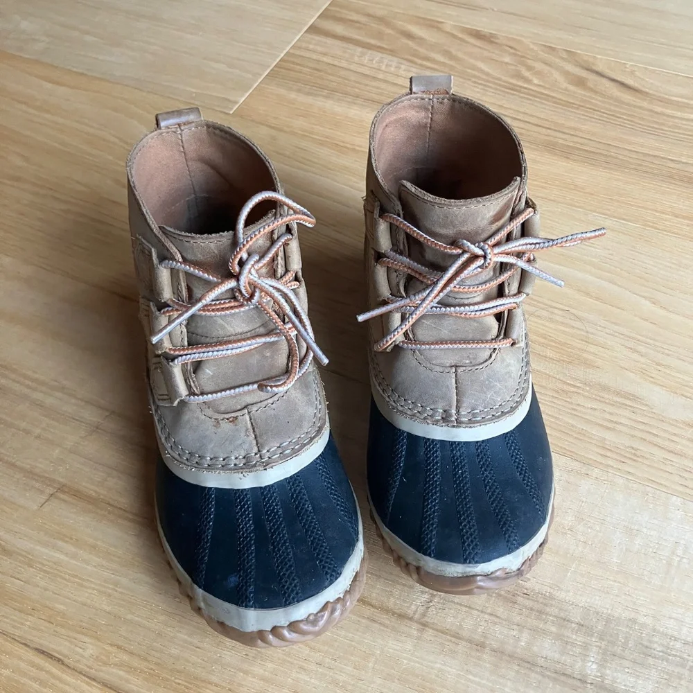 Sorel out and about boots, size 5